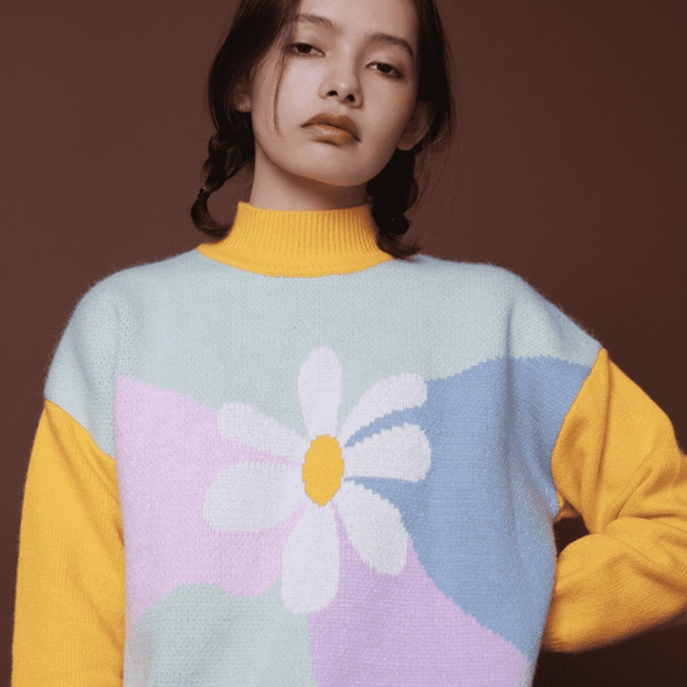 NWOT Kina and Tam Yellow Daisy Sweater Mock Neck Size Small